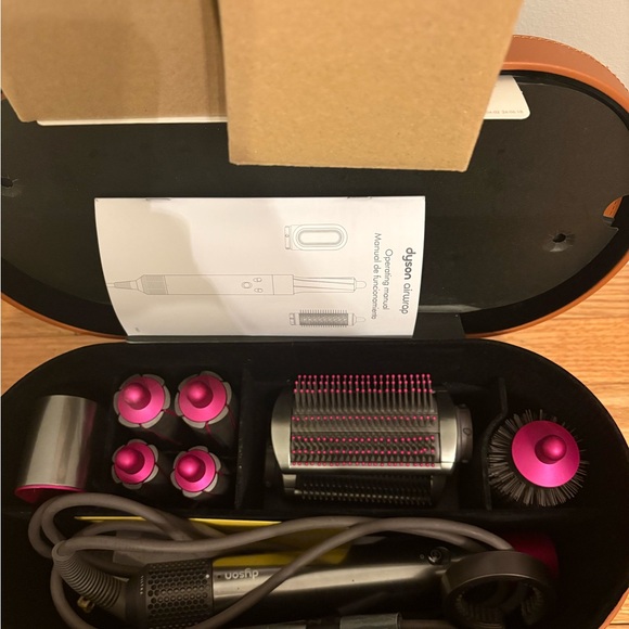 100% auth Dyson Airwrap set, great condition.  Include 2 extra boxes of Barrels.